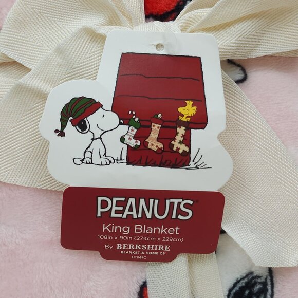 Peanuts Snoopy King Plush Blanket 108"x90" By Berkshire Pink Plush Polyester - Picture 4 of 8